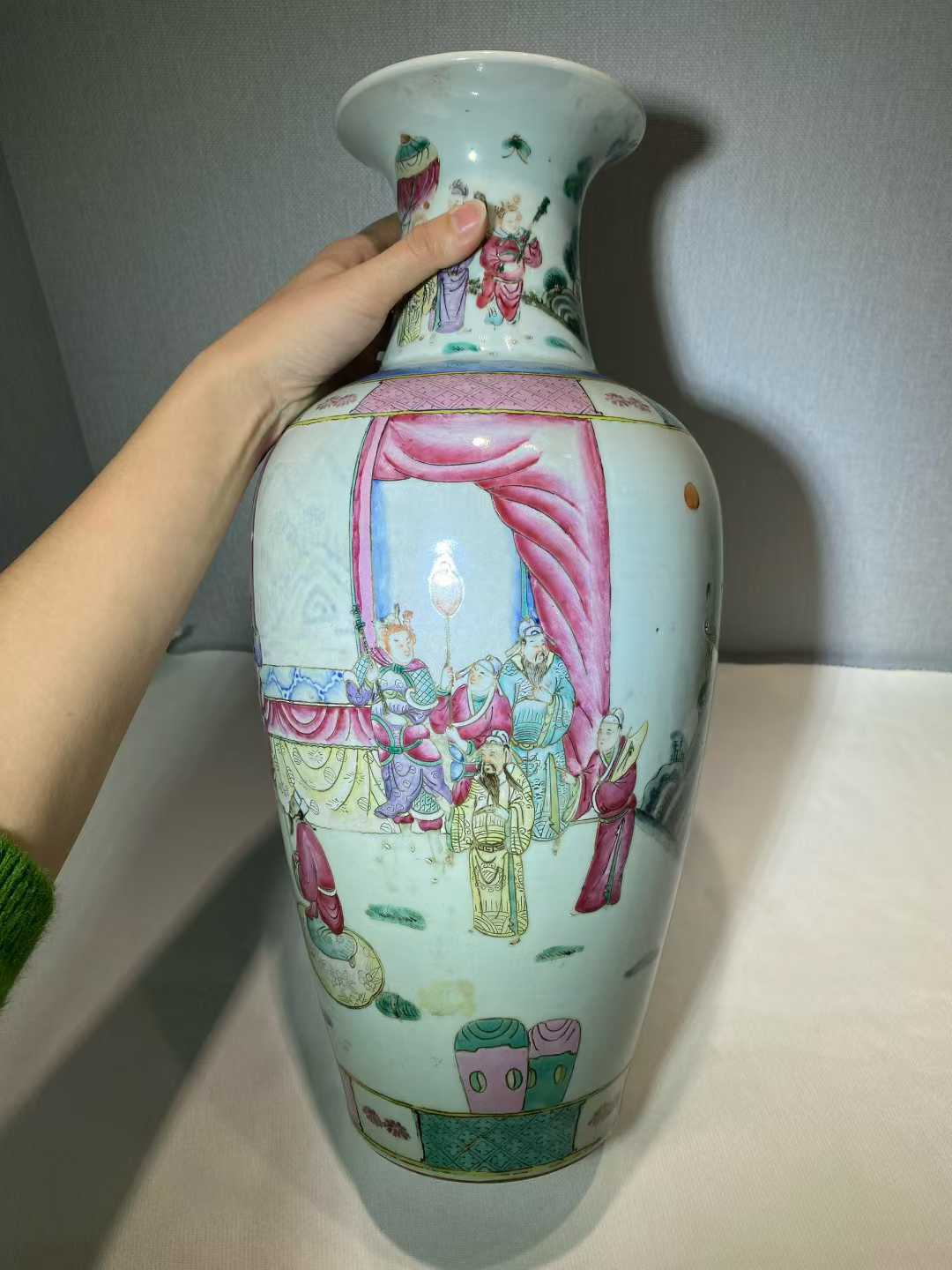 粉彩刀马人物图观音瓶