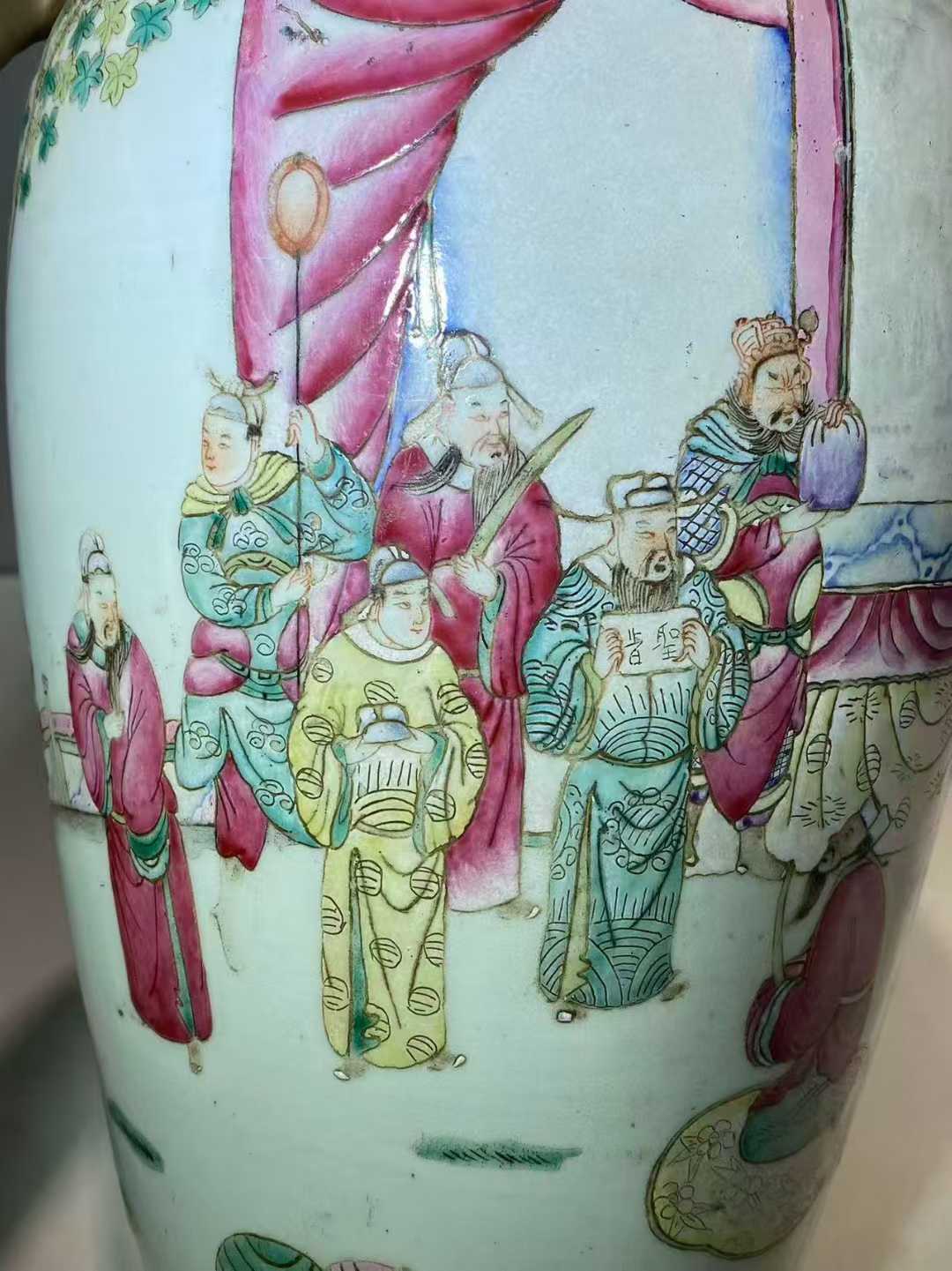 粉彩刀马人物图观音瓶