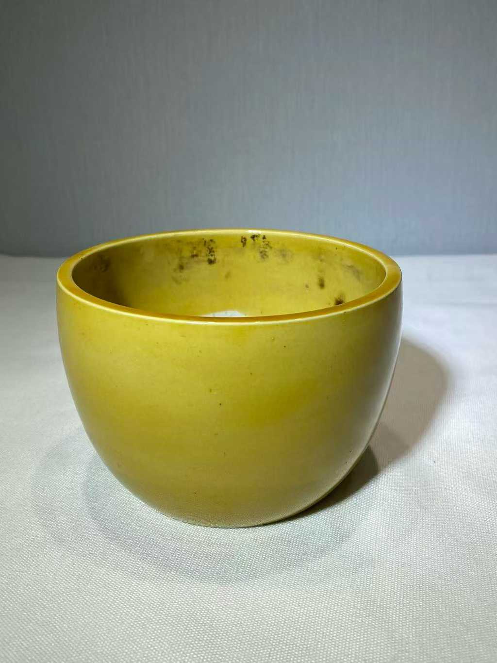 鸡油黄釉卷缸