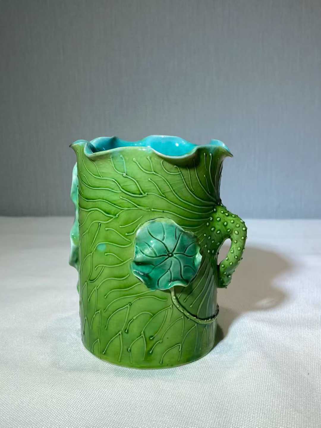 绿釉荷叶花插