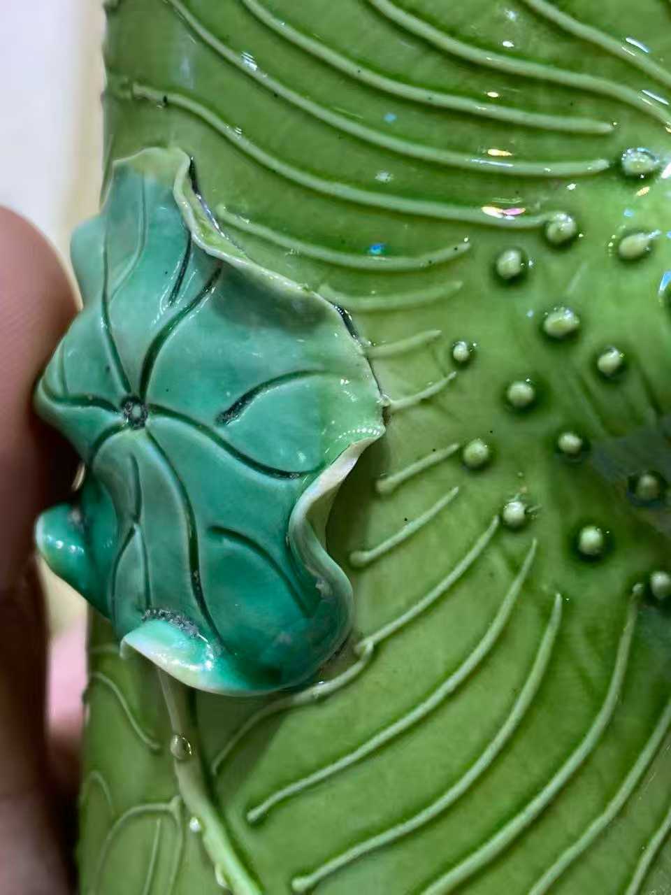 绿釉荷叶花插