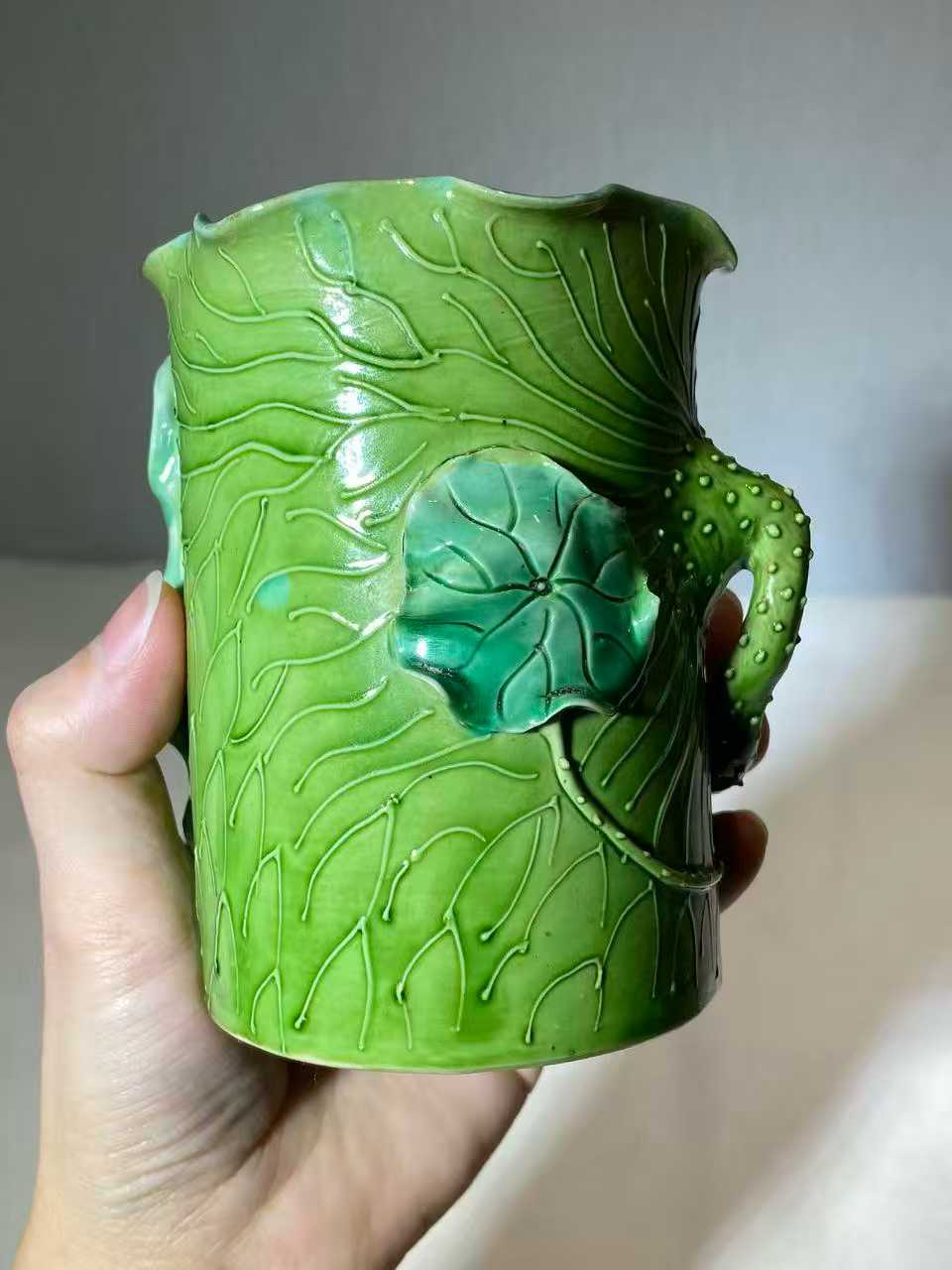绿釉荷叶花插