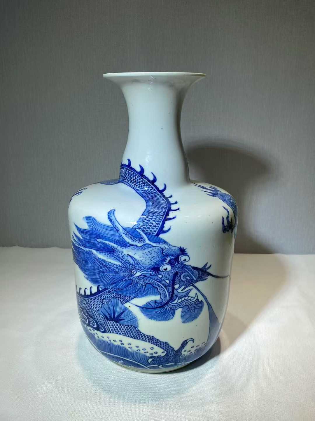 青花海水龙纹撇口瓶