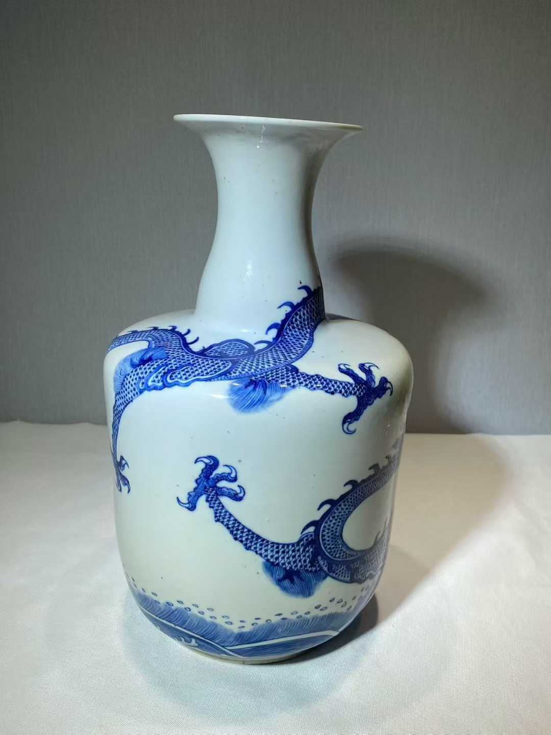 青花海水龙纹撇口瓶