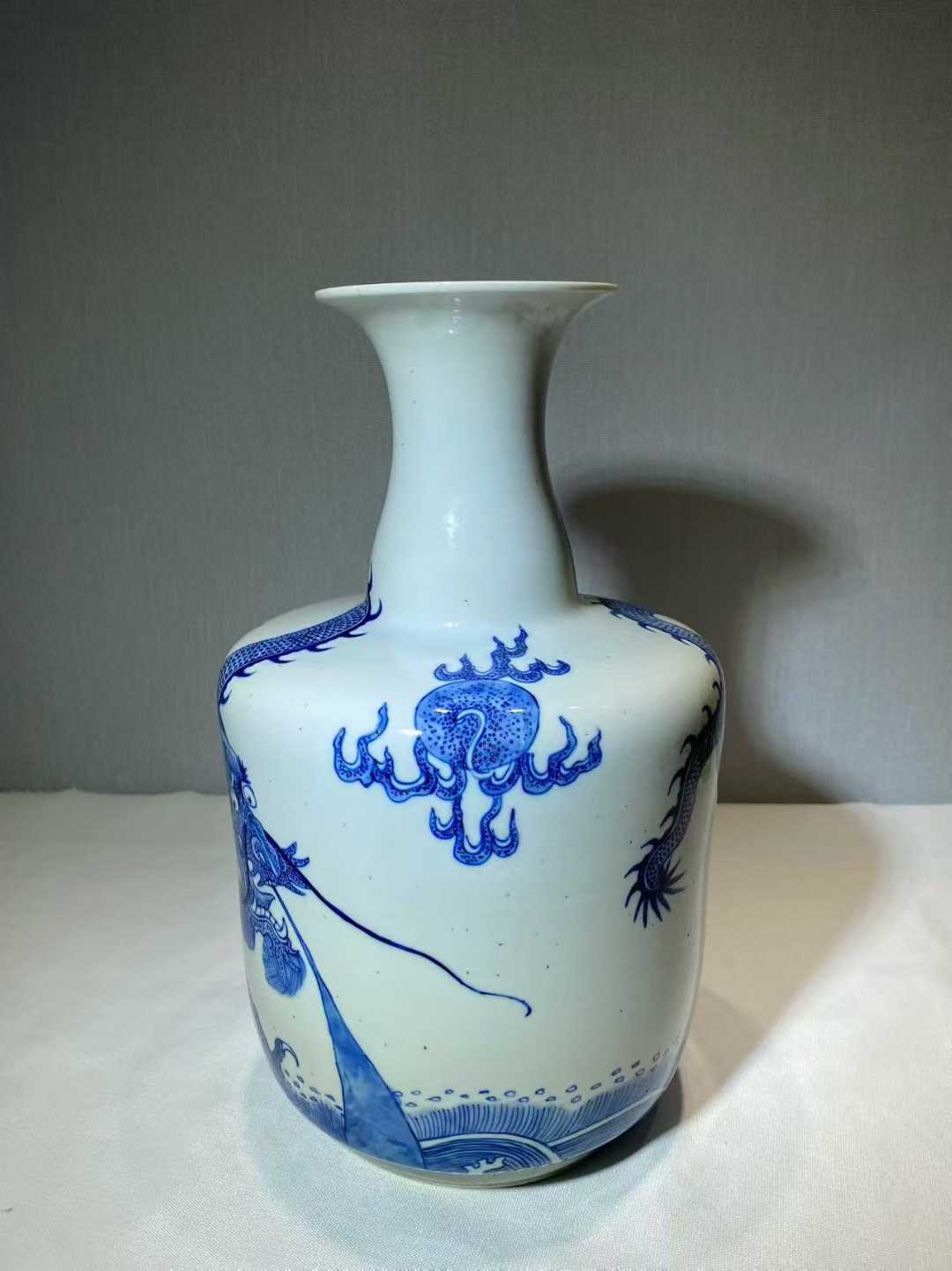 青花海水龙纹撇口瓶