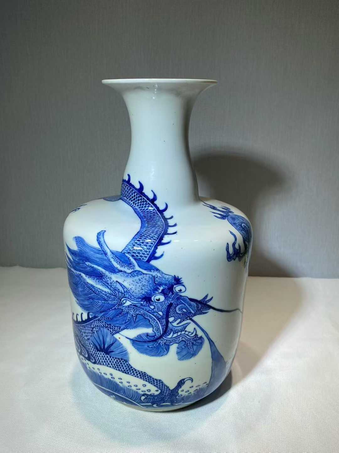 青花海水龙纹撇口瓶