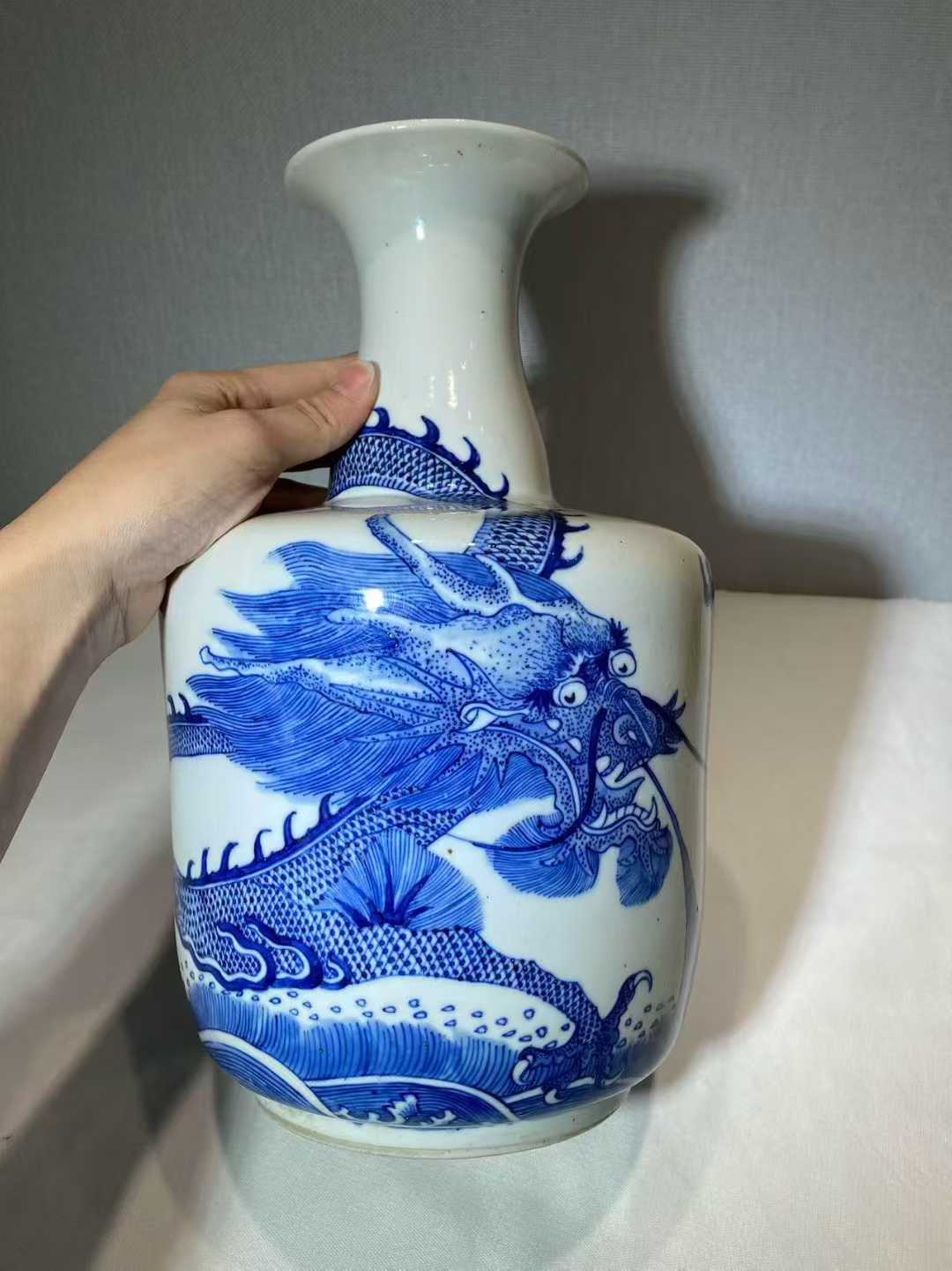 青花海水龙纹撇口瓶