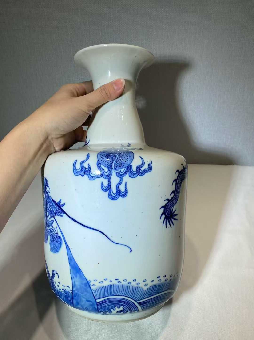 青花海水龙纹撇口瓶