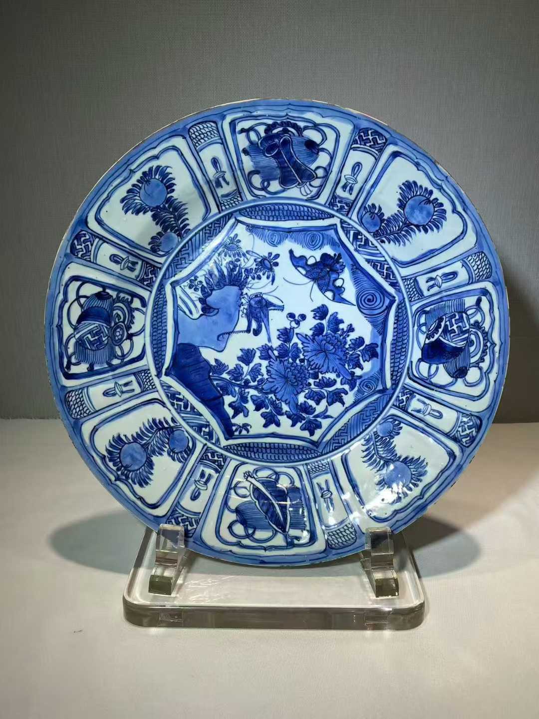 青花洞石花虫暗八仙图盘（克拉克瓷）