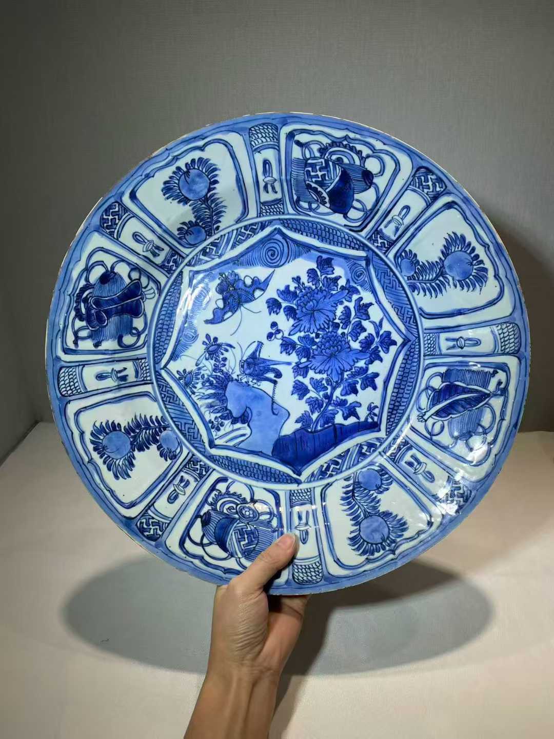 青花洞石花虫暗八仙图盘（克拉克瓷）