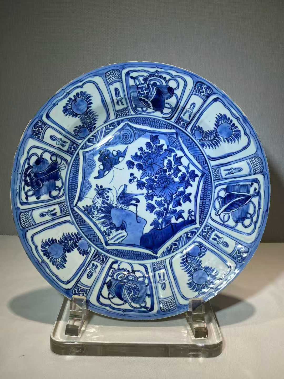 青花洞石花虫暗八仙图盘（克拉克瓷）