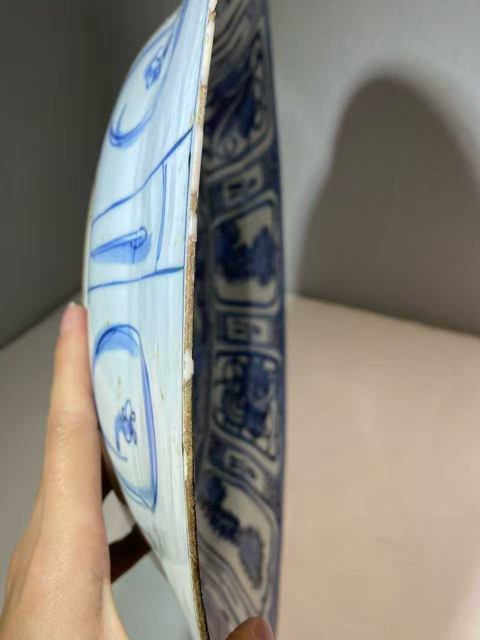 青花洞石花虫暗八仙图盘（克拉克瓷）