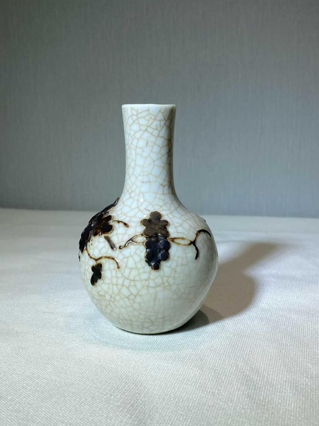 哥釉地铁骨泥葡萄纹小天球瓶