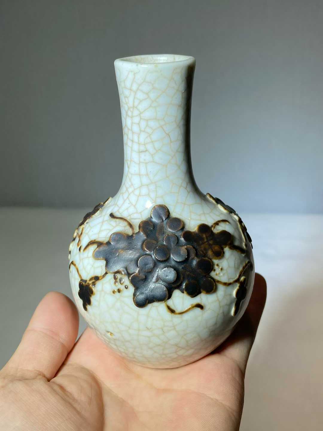 哥釉地铁骨泥葡萄纹小天球瓶