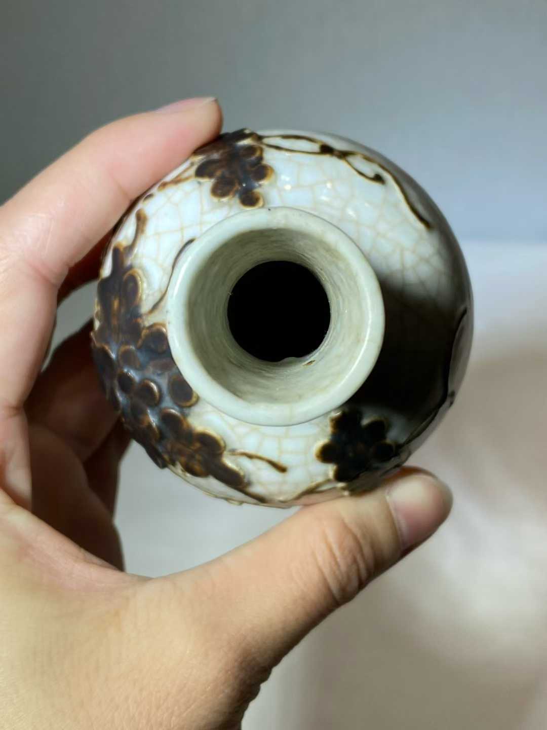 哥釉地铁骨泥葡萄纹小天球瓶