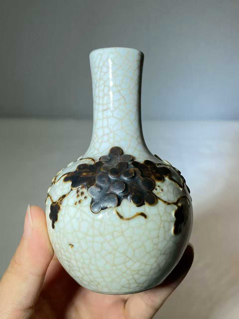 哥釉地铁骨泥葡萄纹小天球瓶