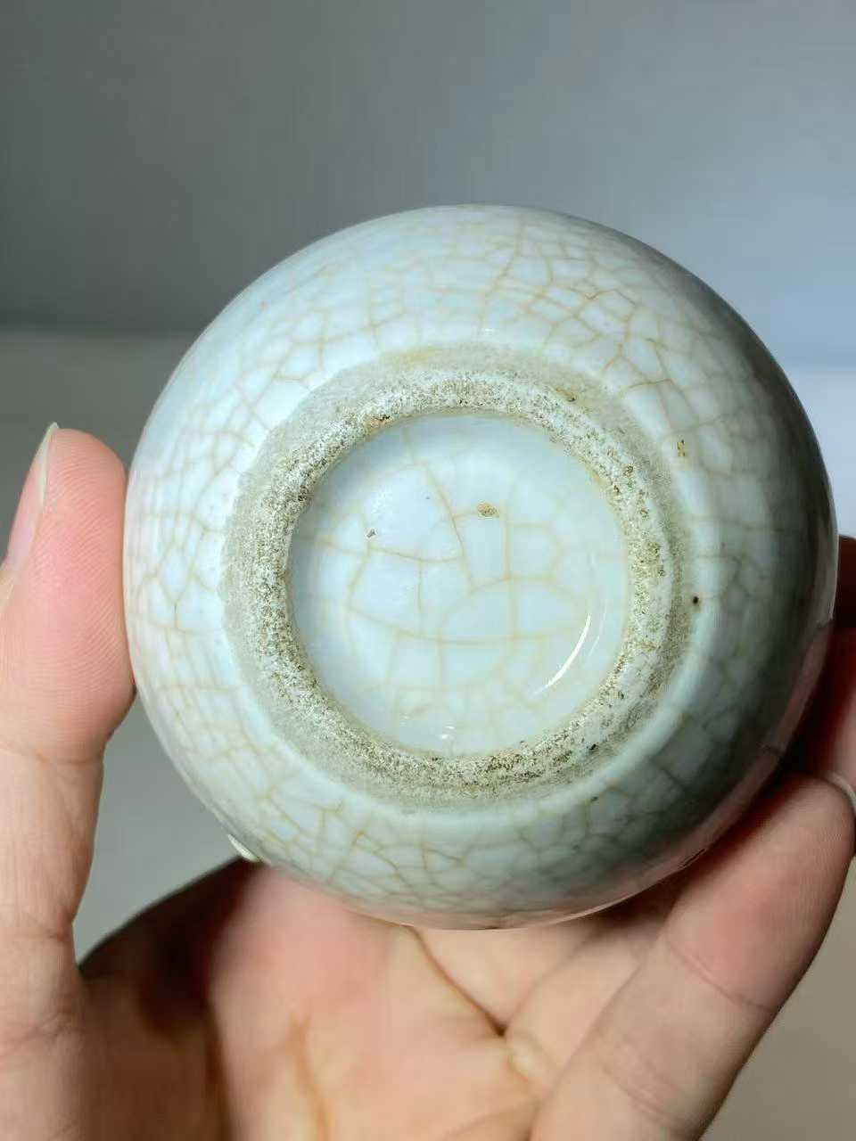 哥釉地铁骨泥葡萄纹小天球瓶
