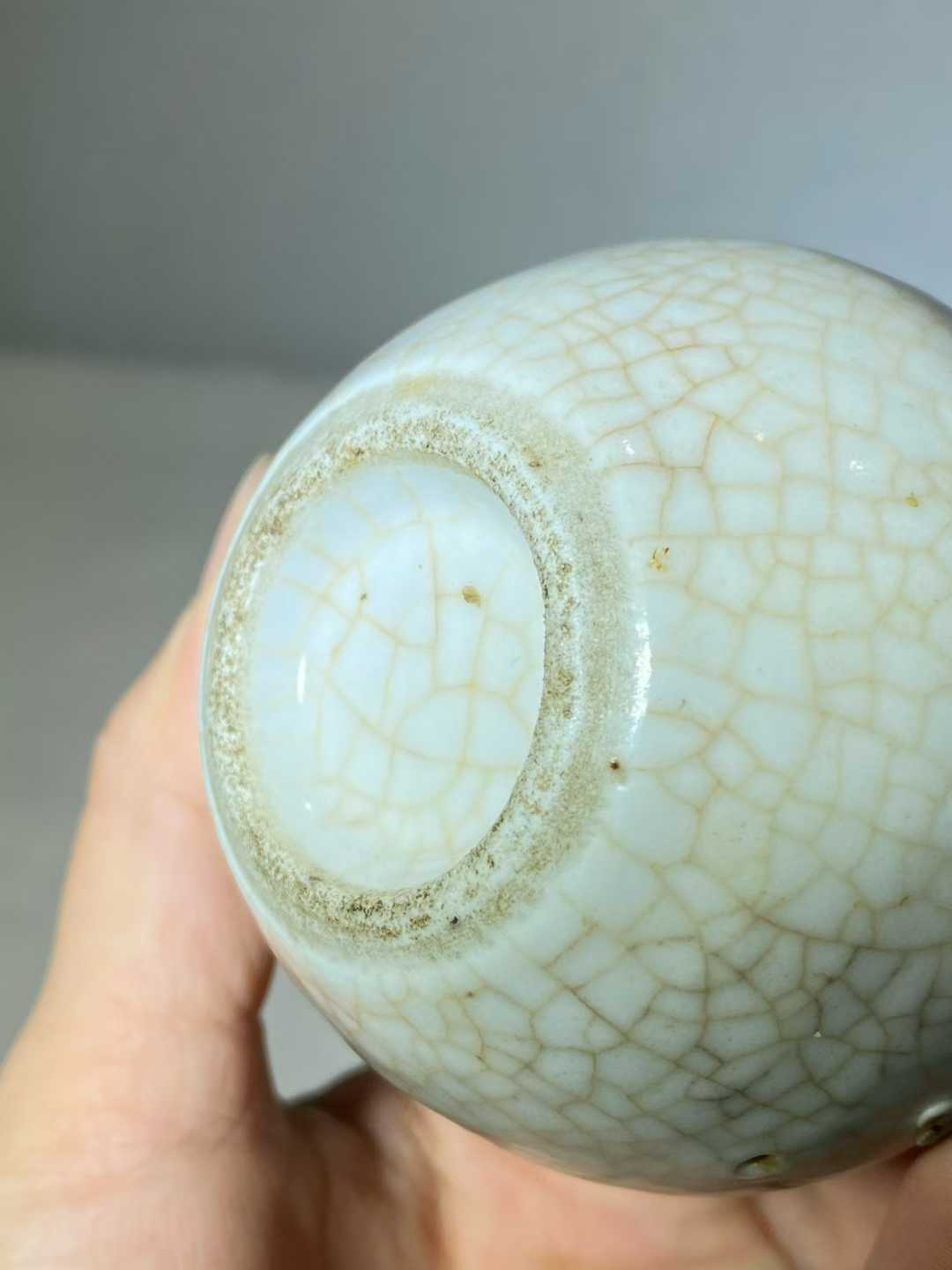 哥釉地铁骨泥葡萄纹小天球瓶
