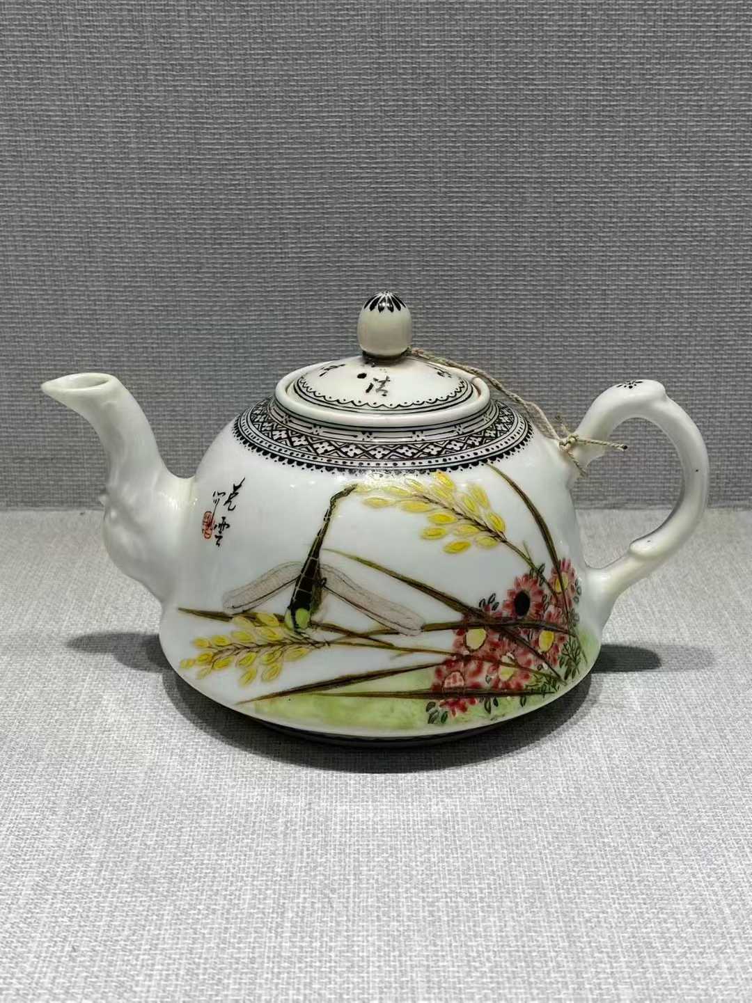 粉彩蜻蜓花卉纹茶壶  款：克云