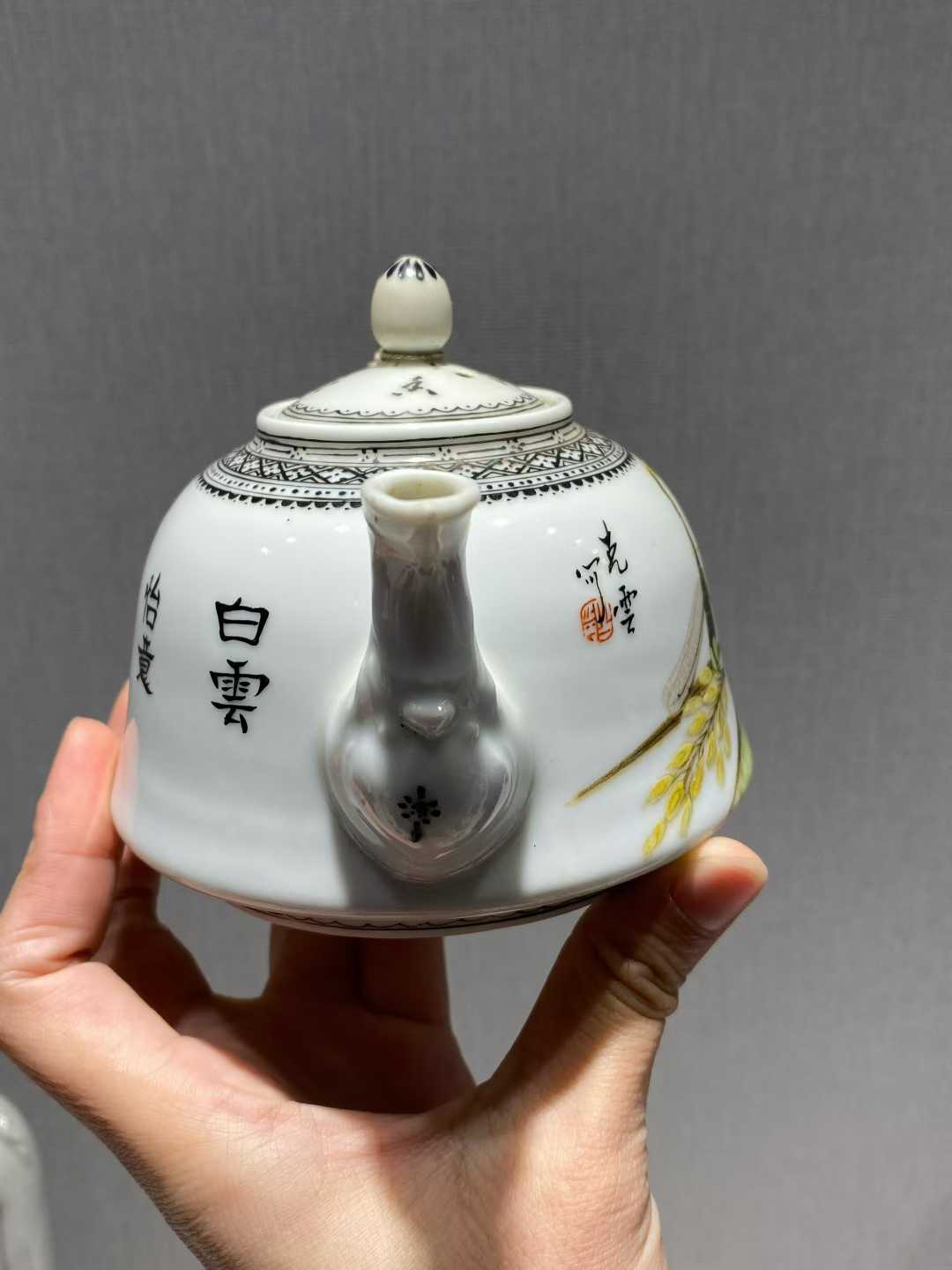 粉彩蜻蜓花卉纹茶壶  款：克云