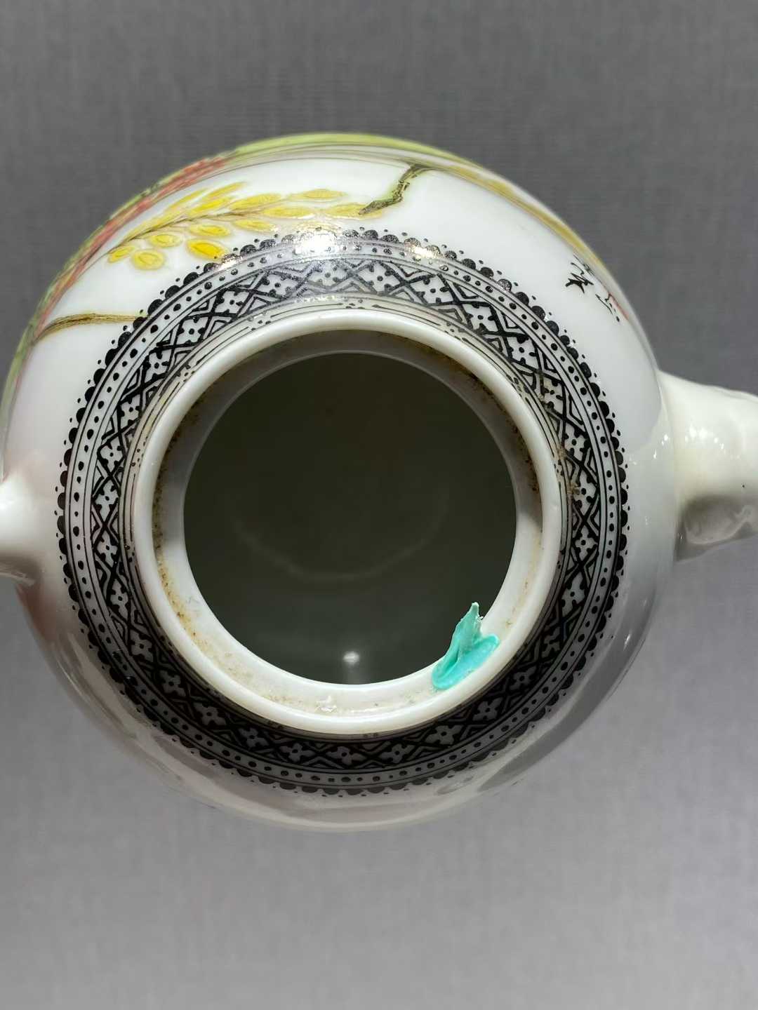 粉彩蜻蜓花卉纹茶壶  款：克云