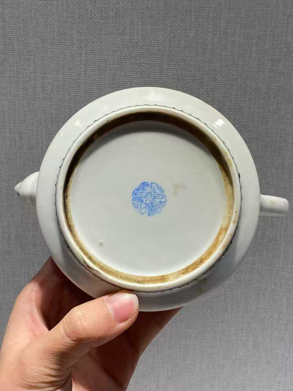 粉彩蜻蜓花卉纹茶壶  款：克云