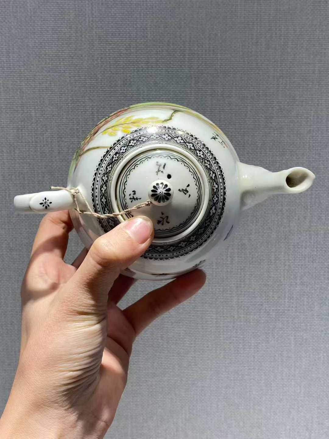 粉彩蜻蜓花卉纹茶壶  款：克云