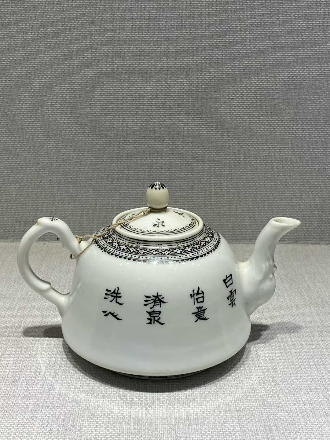 粉彩蜻蜓花卉纹茶壶  款：克云