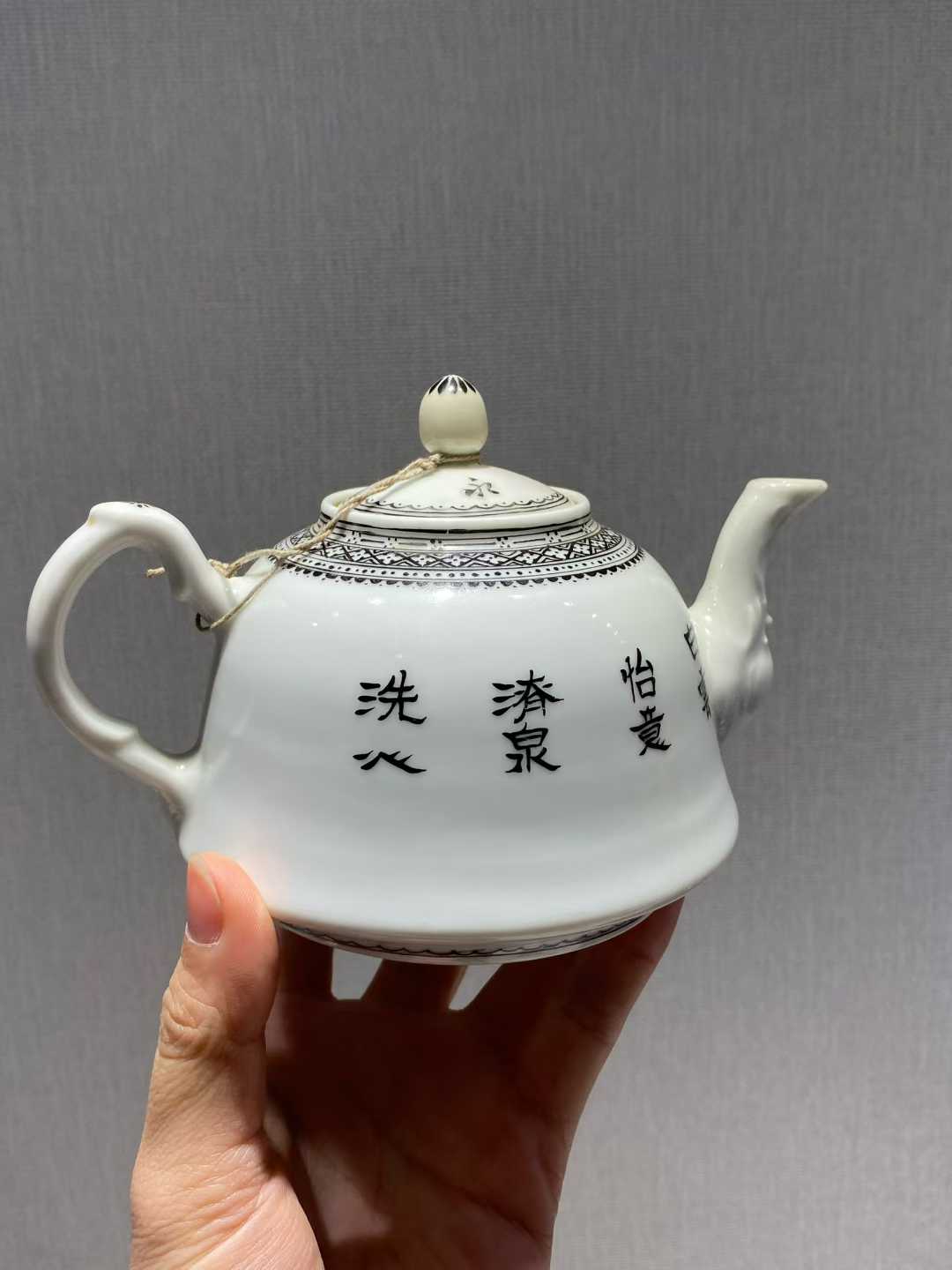 粉彩蜻蜓花卉纹茶壶  款：克云
