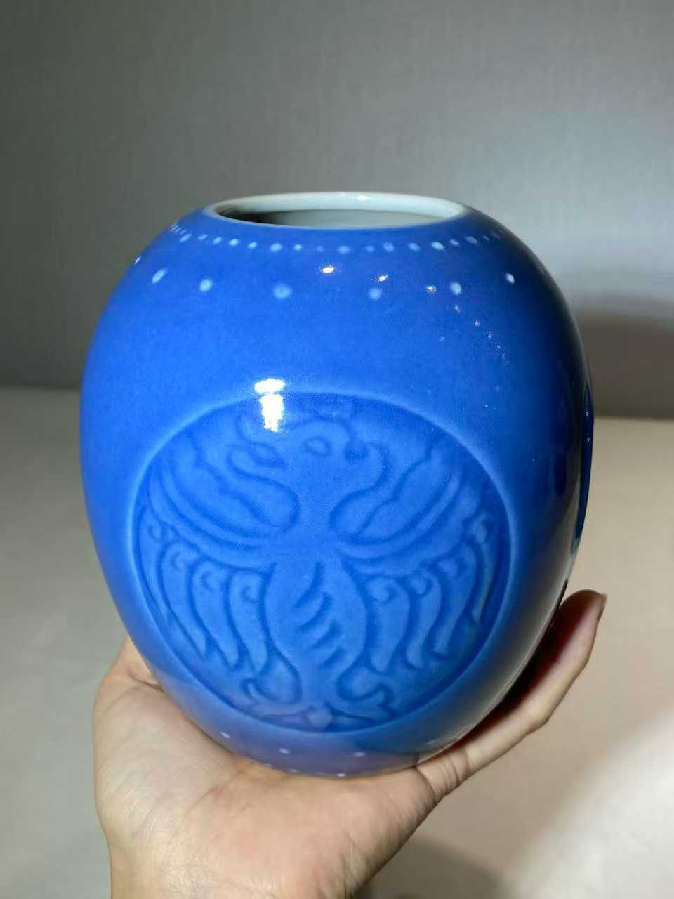 天蓝釉暗刻团凤纹罐一对 款：大清雍正年制