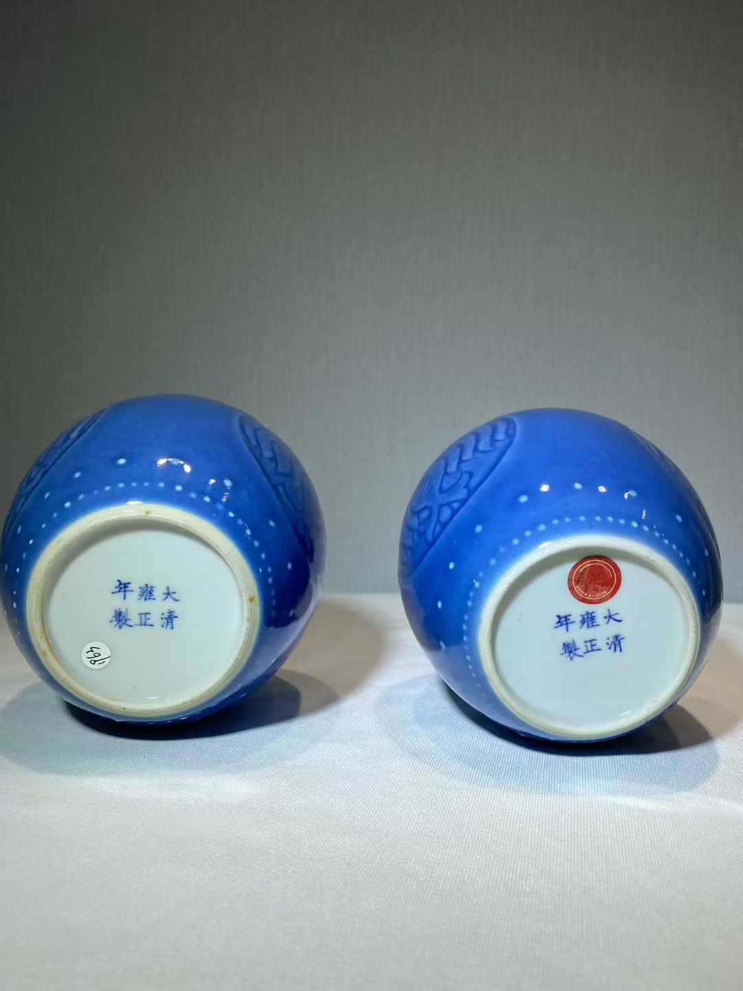 天蓝釉暗刻团凤纹罐一对 款：大清雍正年制