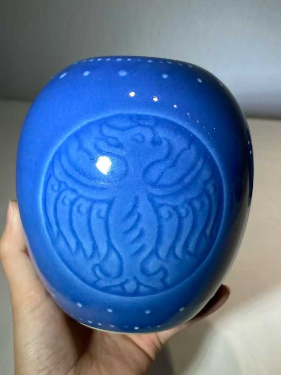 天蓝釉暗刻团凤纹罐一对 款：大清雍正年制