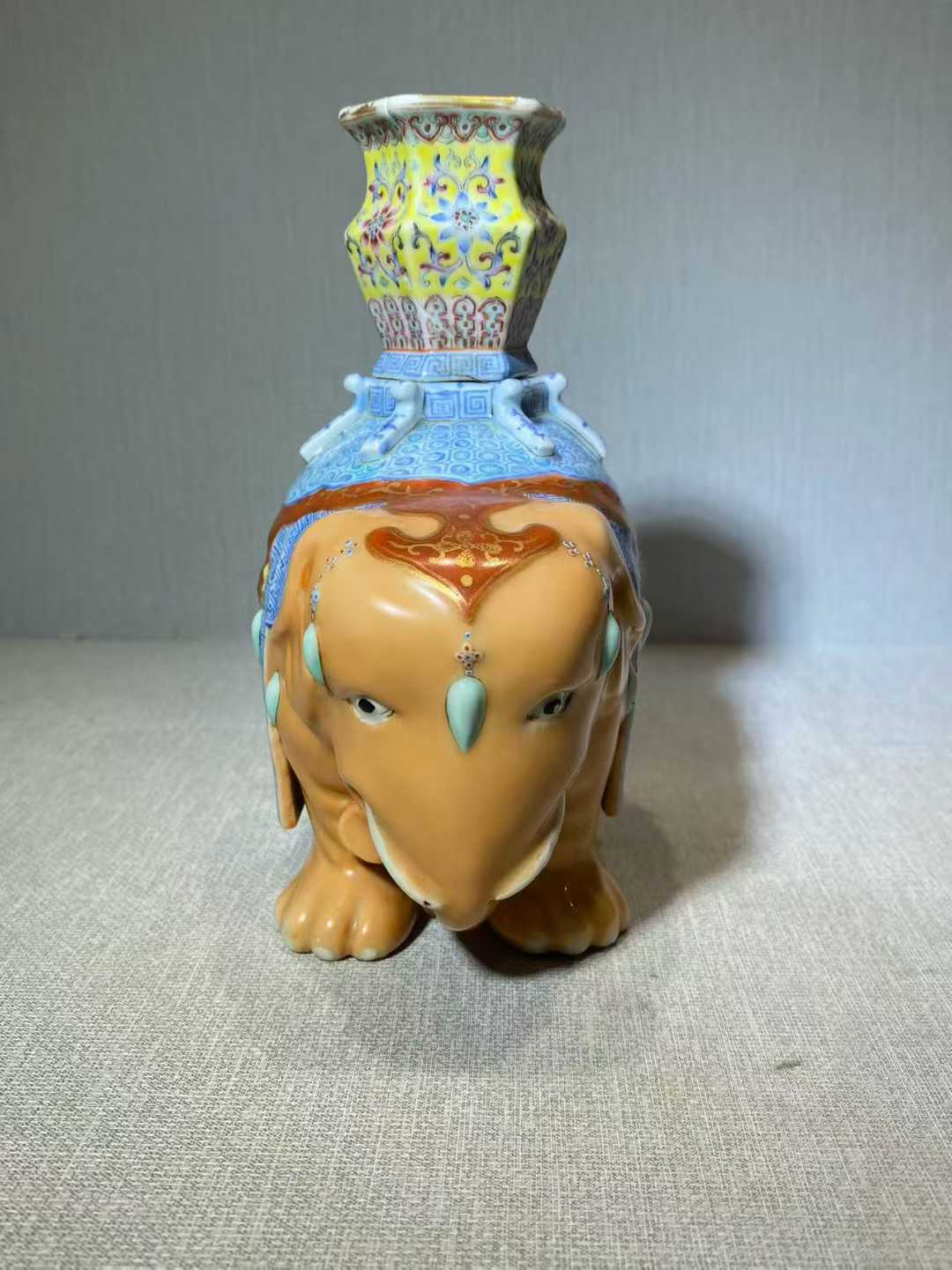 粉彩太平有象摆件