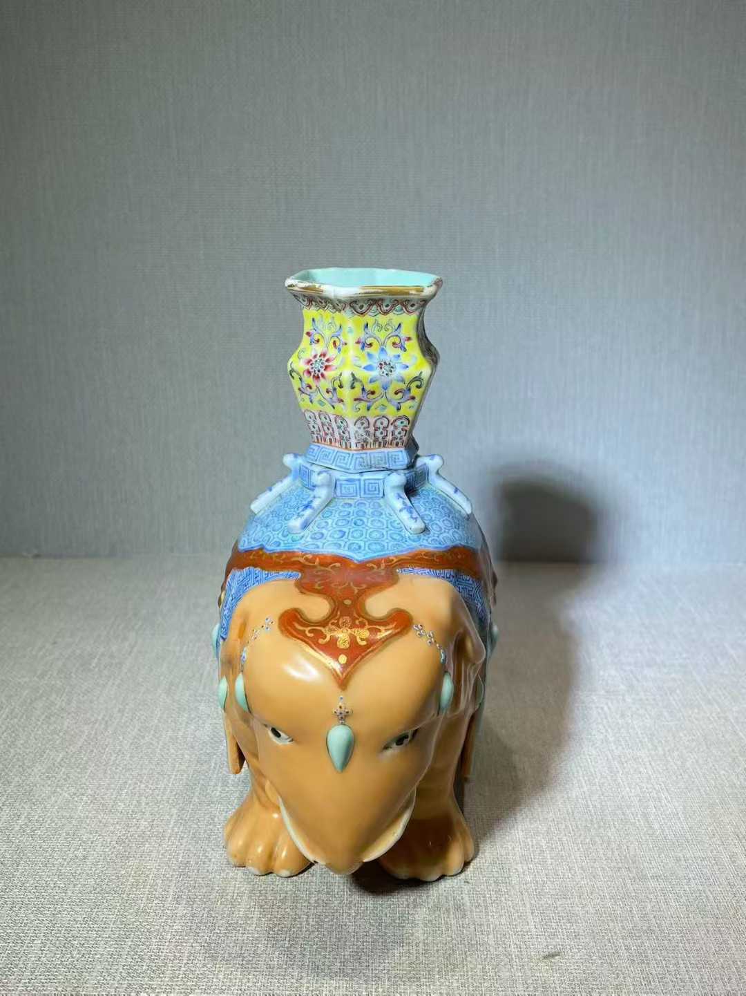 粉彩太平有象摆件