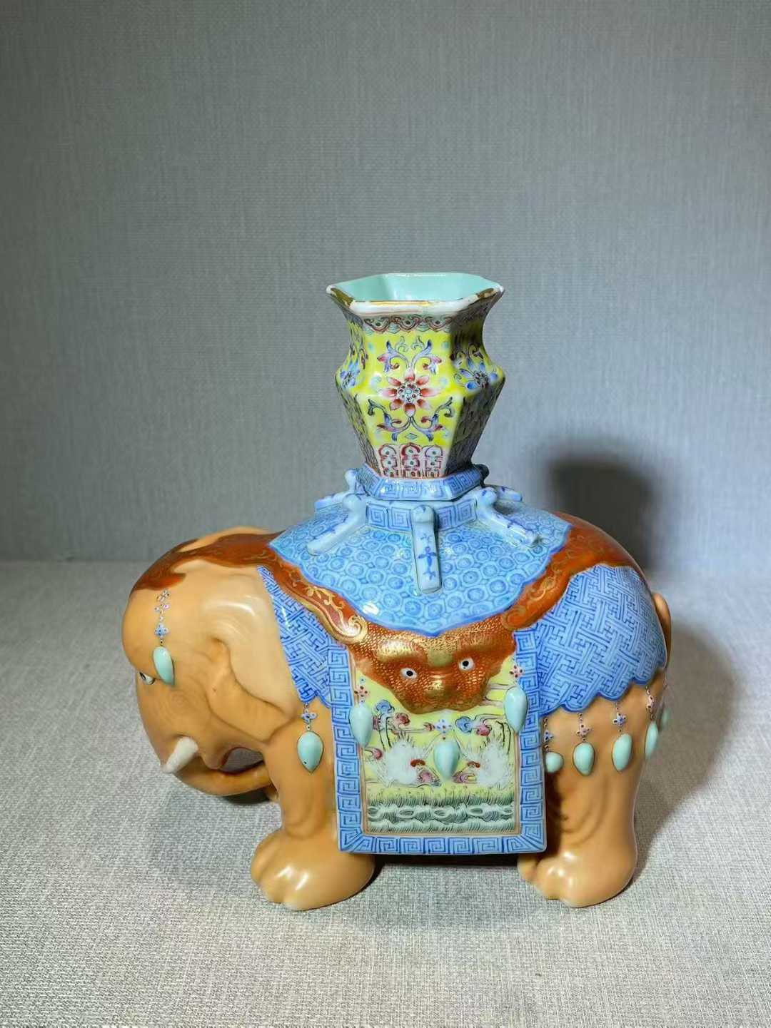 粉彩太平有象摆件