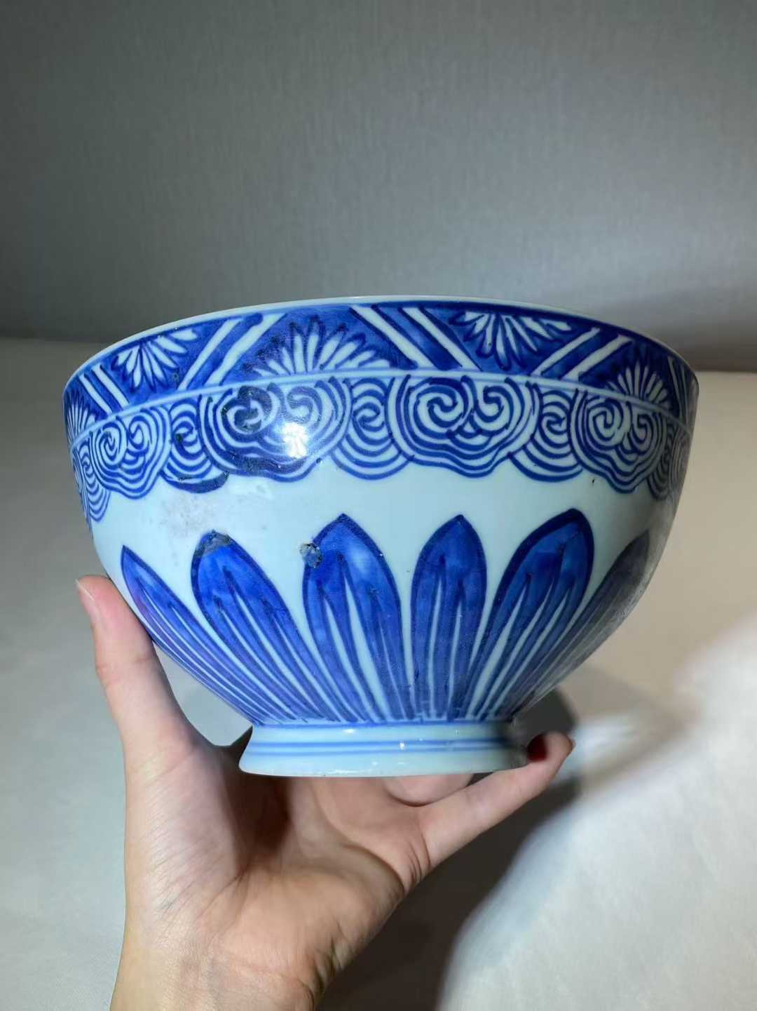 青花莲瓣纹碗
