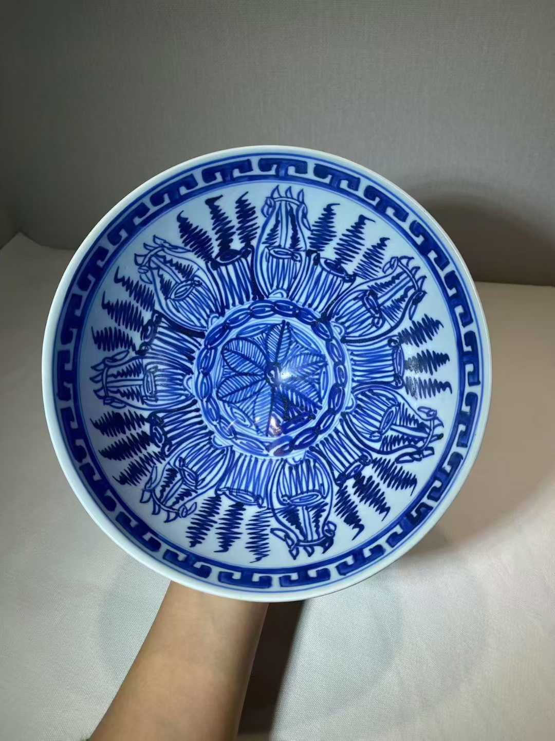 青花莲瓣纹碗