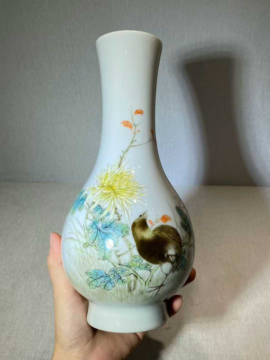 粉彩花鸟纹玉壶春瓶 款：大清乾隆年制