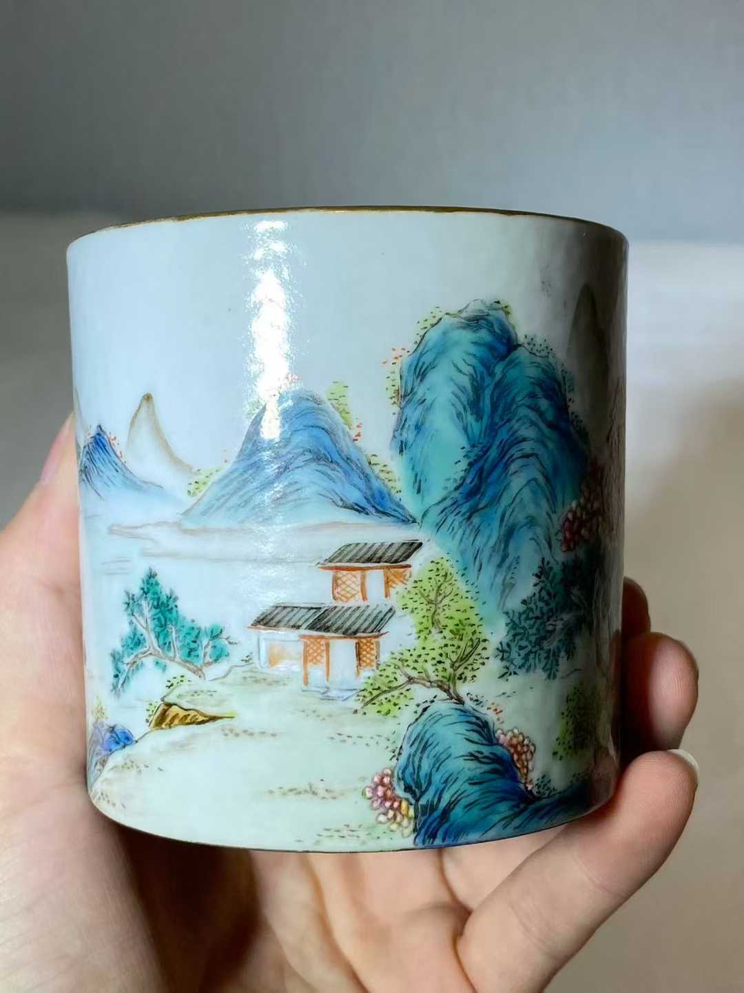 唐英风格粉彩山水纹笔筒 款：乾隆年制