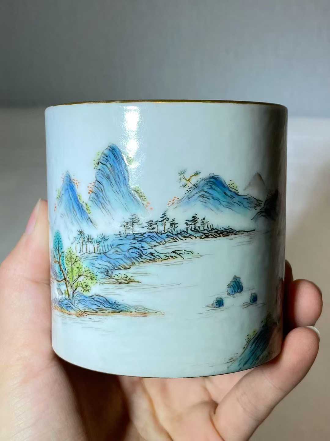 唐英风格粉彩山水纹笔筒 款：乾隆年制