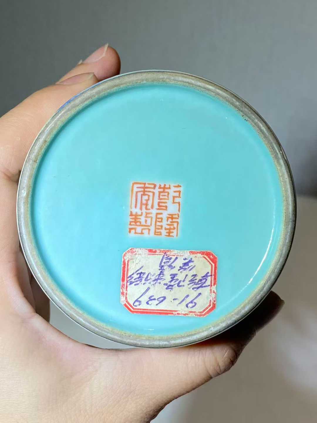 唐英风格粉彩山水纹笔筒 款：乾隆年制