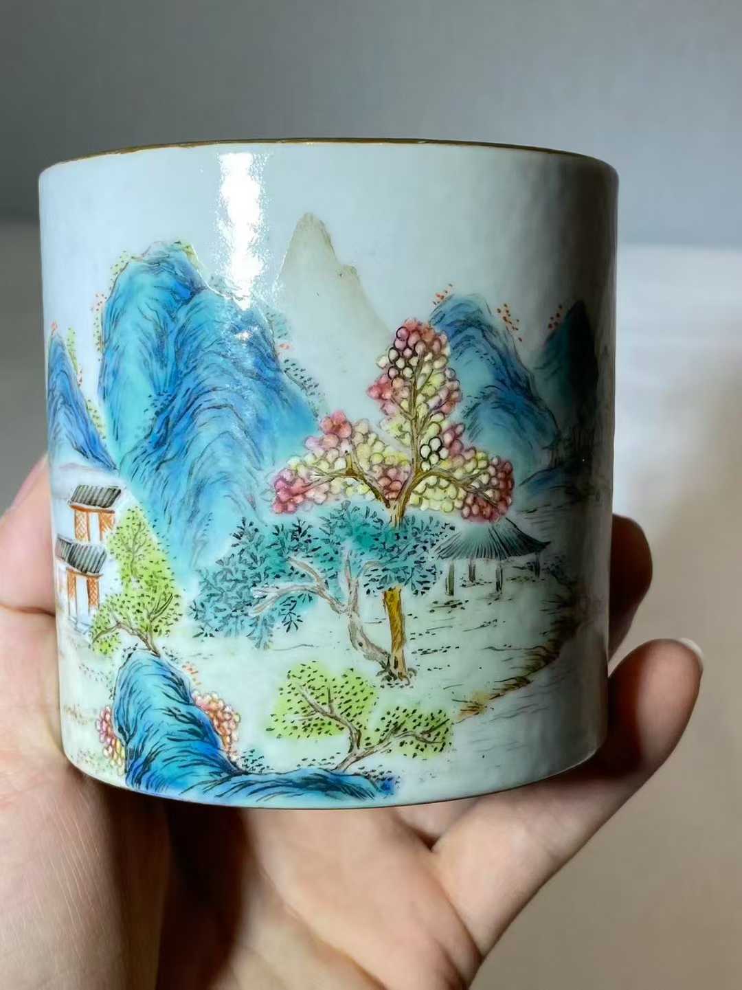 唐英风格粉彩山水纹笔筒 款：乾隆年制