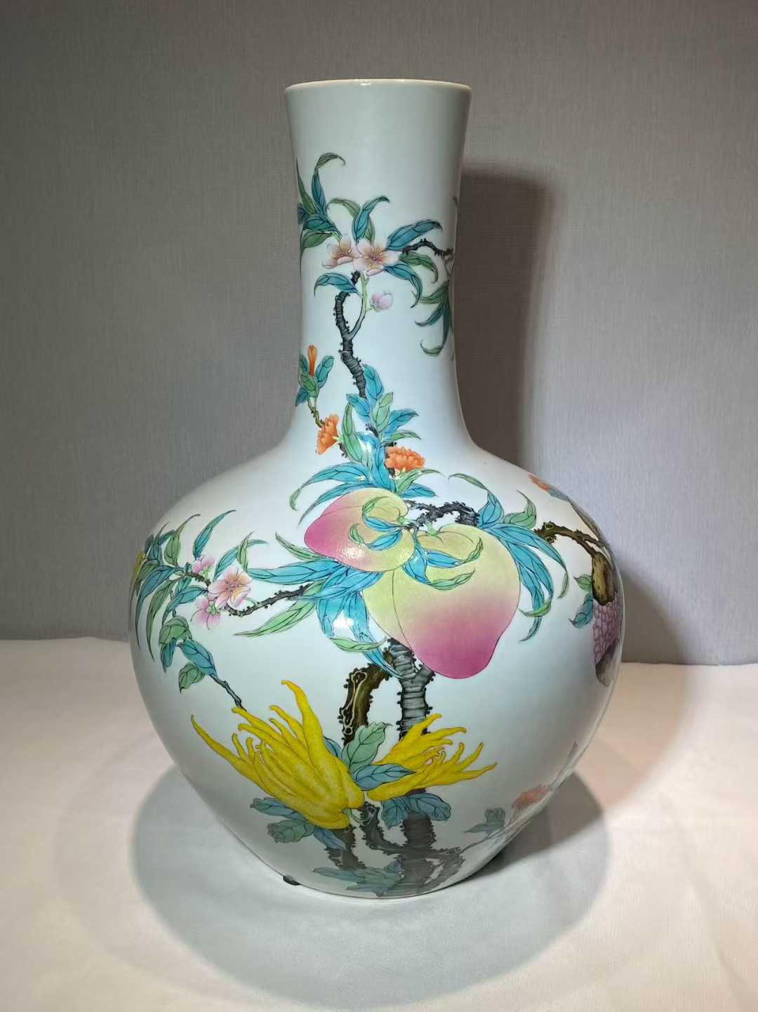 粉彩三多纹天球瓶 款：雍正年制