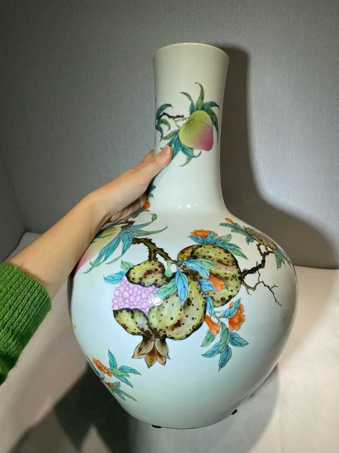 粉彩三多纹天球瓶 款：雍正年制