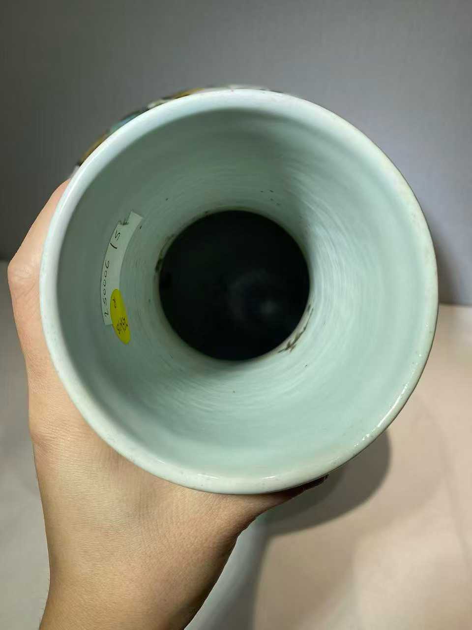 粉彩三多纹天球瓶 款：雍正年制