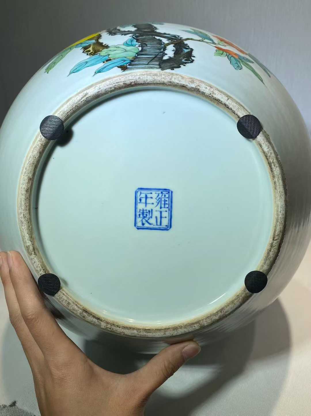 粉彩三多纹天球瓶 款：雍正年制