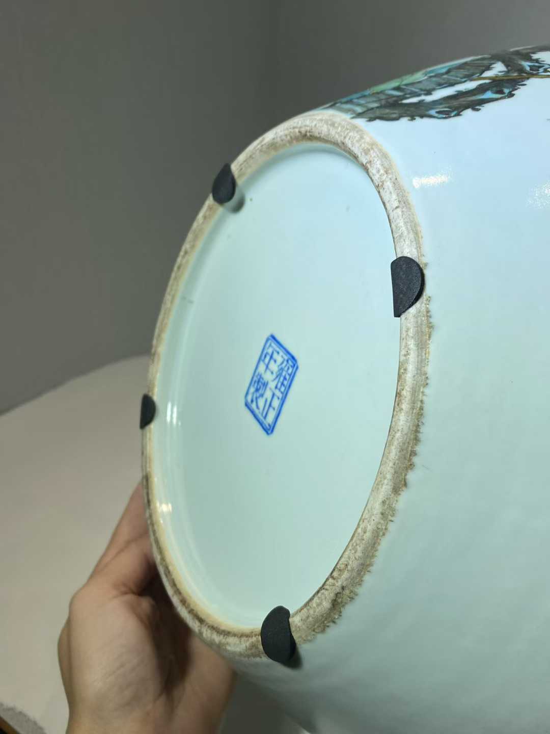 粉彩三多纹天球瓶 款：雍正年制