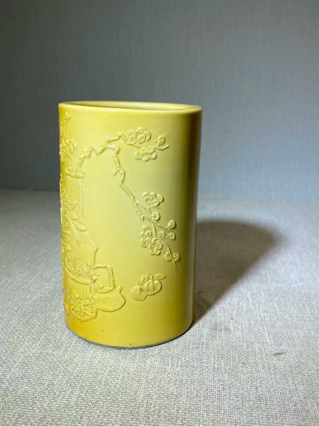 黄釉堆塑博古纹笔筒  款：大清乾隆年制