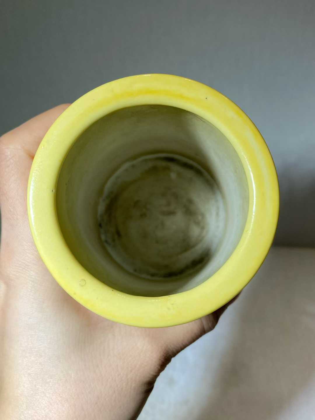 黄釉堆塑博古纹笔筒  款：大清乾隆年制