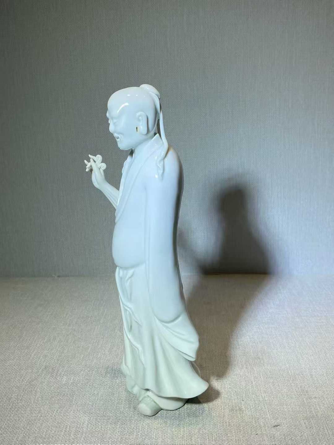 德化窑白釉东方塑立像 款：何朝宗